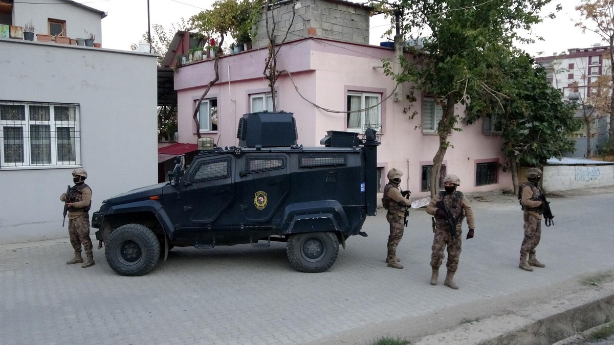 Son dakika: Osmaniye merkezli 3 ilde uyuşturucu tacirlerine şafak operasyonu