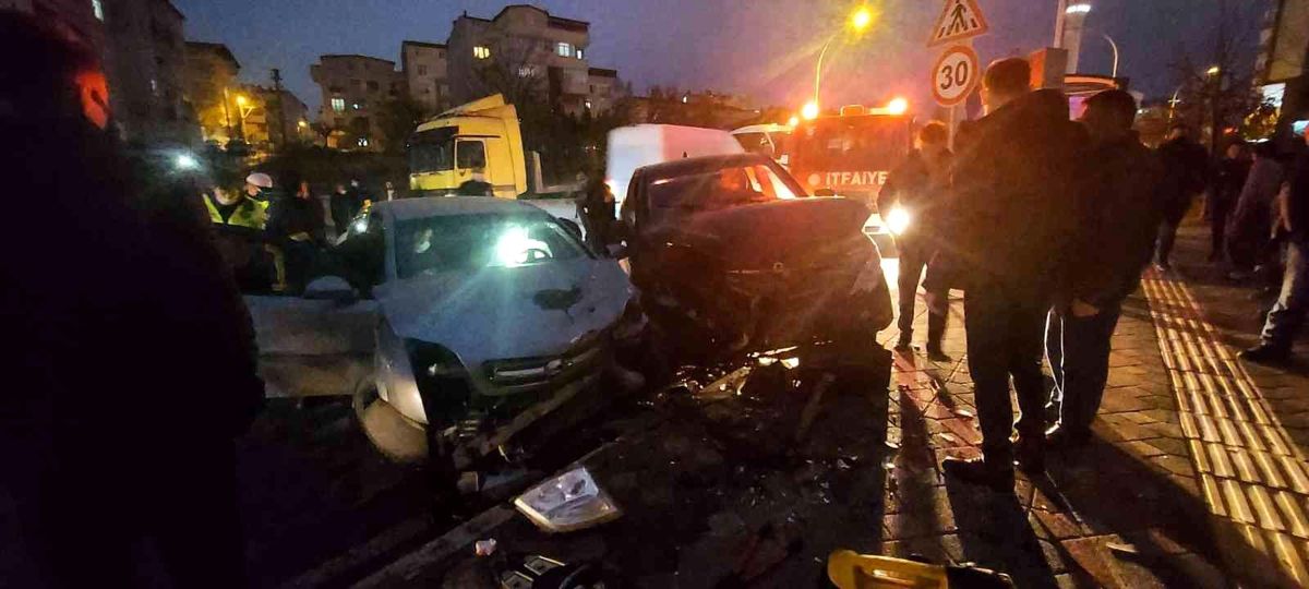 Otomobil ile cip çarpıştı: 3 yaralı