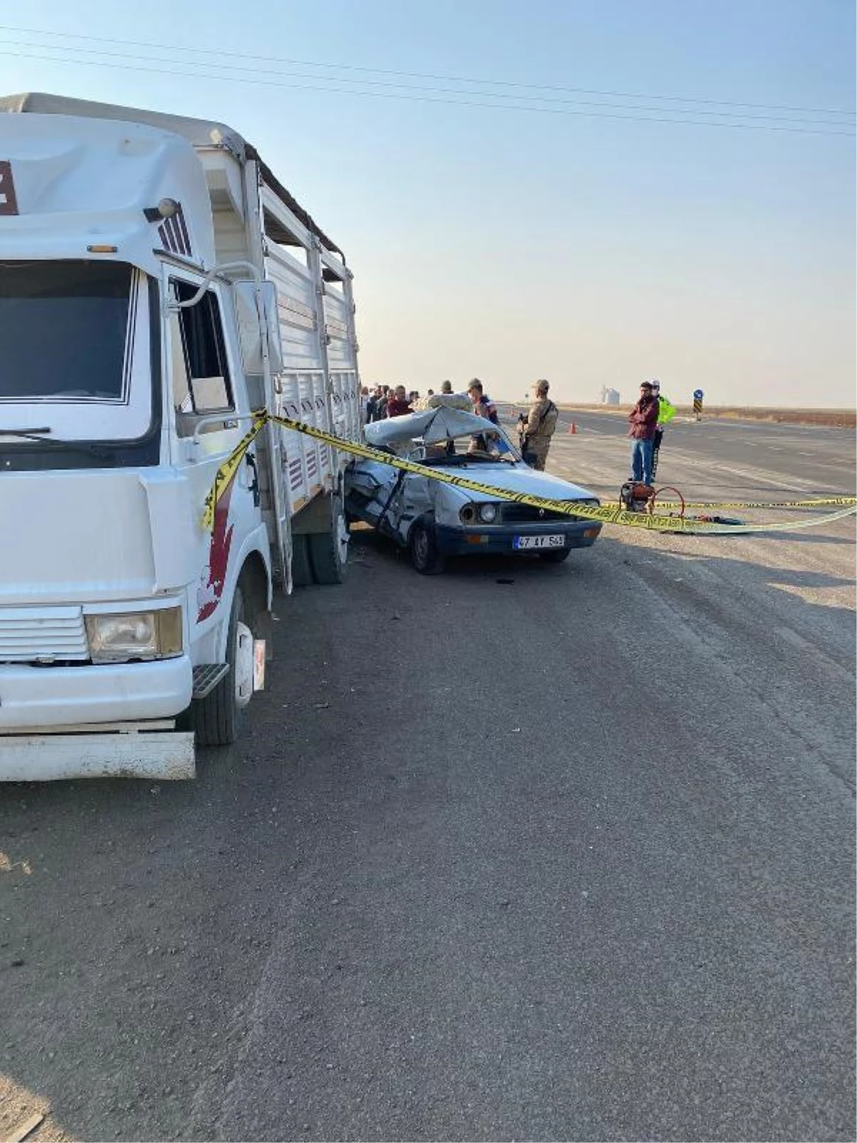 Park halindeki kamyonete çarpan otomobildeki baba ve oğlu öldü