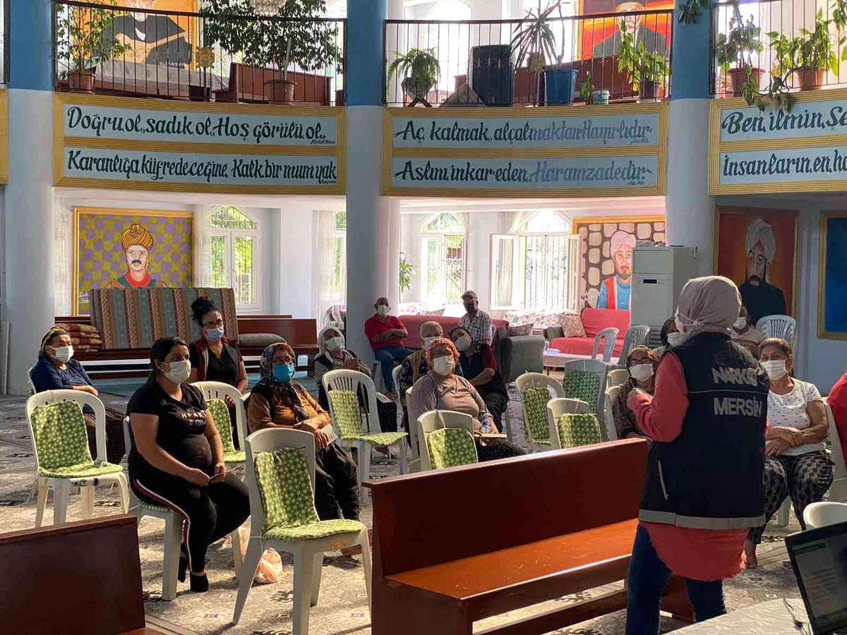 Polis \'uyuma\' uygulaması kapsamında eğitimler verdi