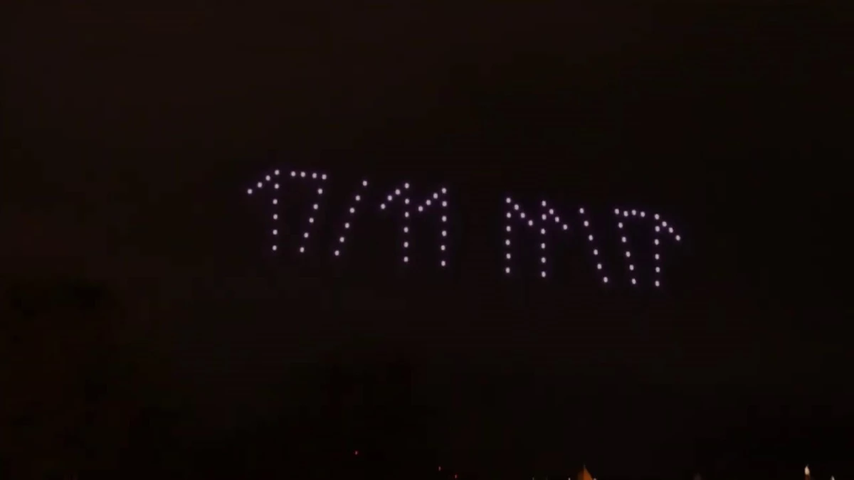 Prag\'daki ışıklı drone gösterisi izleyenleri hayran bıraktı