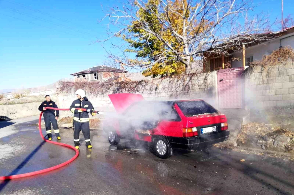 Seyir halinde yanan otomobil hurdaya döndü