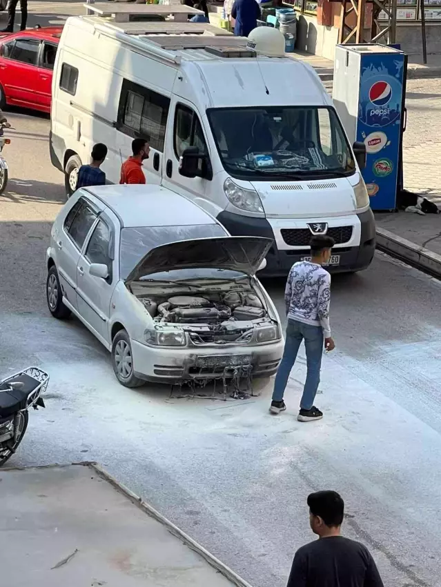 Seyir halindeki LPG'li otomobil cadde ortasında alev aldı