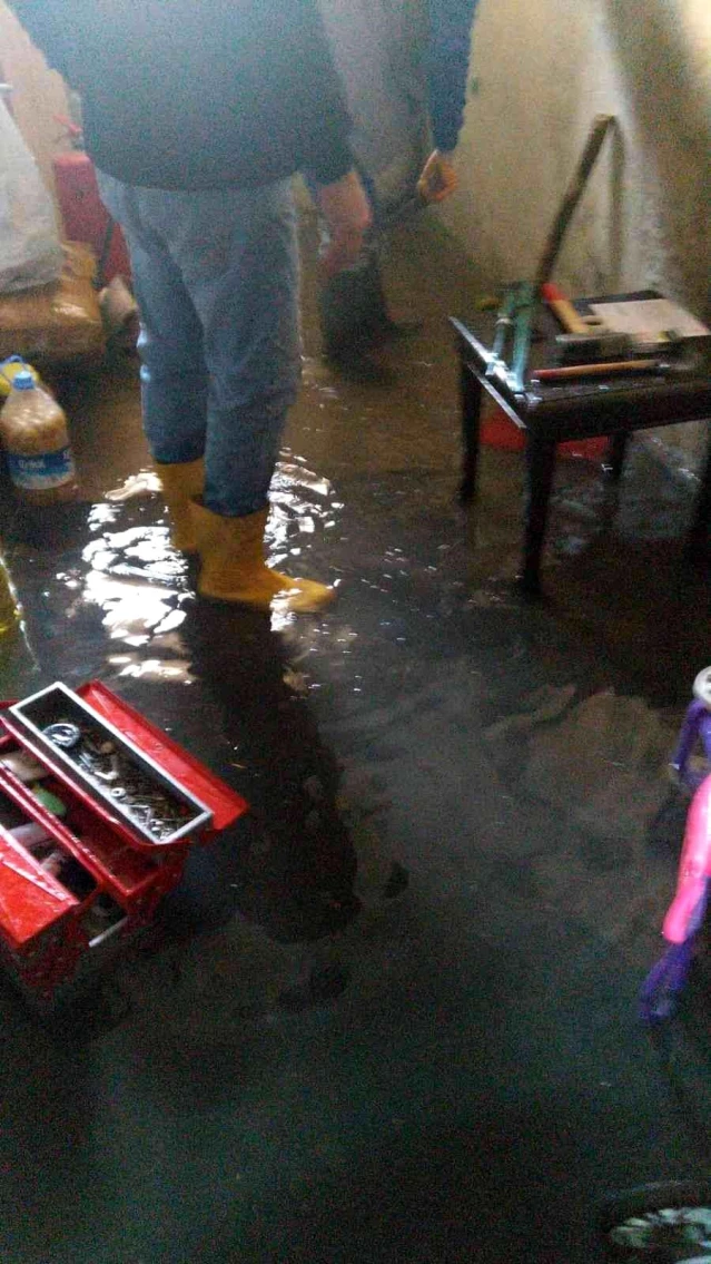 Su borusu patladı vatandaşın evini su bastı