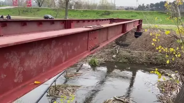 Tarihi köprünün yakınına çelik konstrüksiyon yaya köprüsü yapılıyor