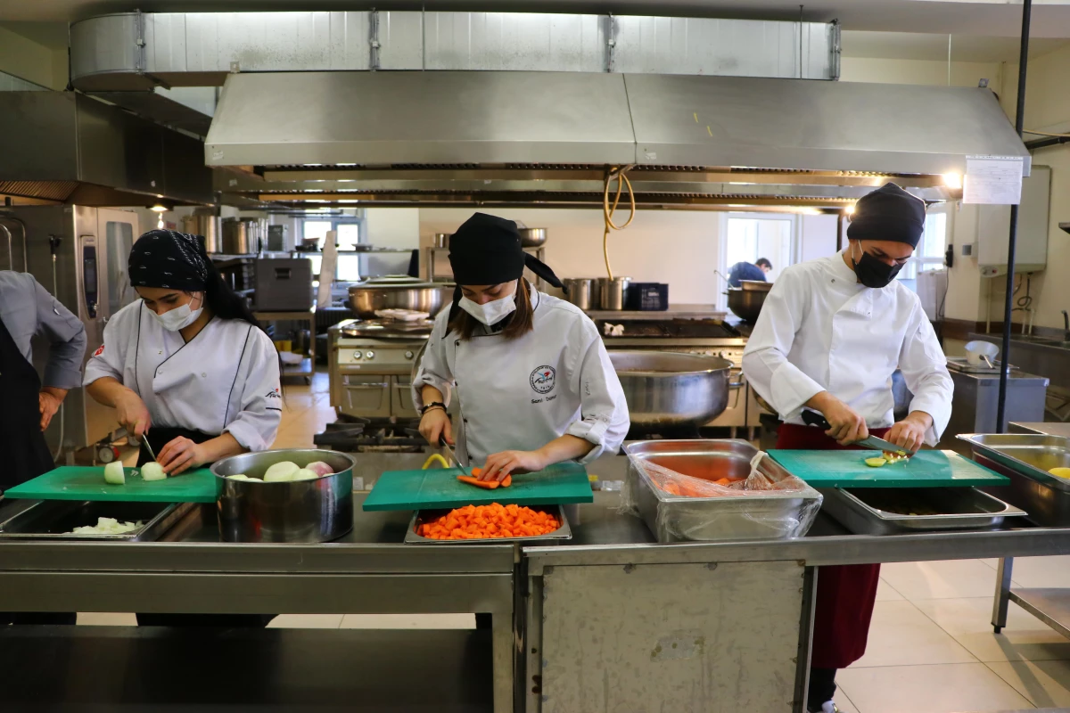 Tekirdağ\'da "geleceğin aşçıları"nın yaptığı yemekler resmi kurumlara dağıtılıyor