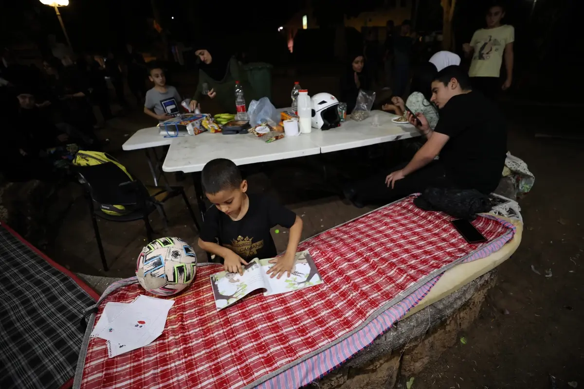 Tel Aviv Belediyesi\'nin evlerinden çıkardığı Filistinlilerin bir parkta çadırlarda bekleyişi sürüyor