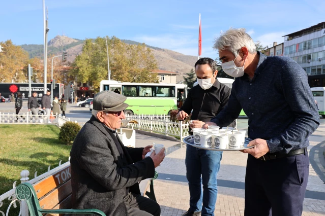 Tokat Belediye Başkanı Eroğlu vatandaşlara çay ikram etti