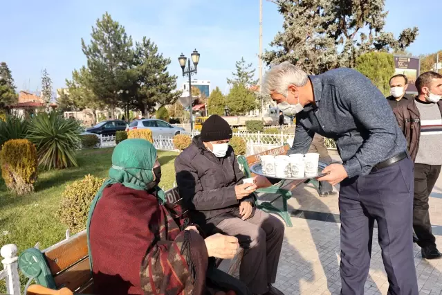 Tokat Belediye Başkanı Eroğlu vatandaşlara çay ikram etti