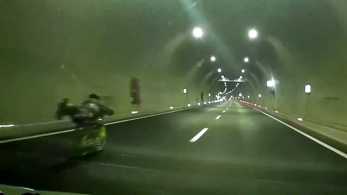 Yatarak kullandığı motosikleti trafikten men edildi