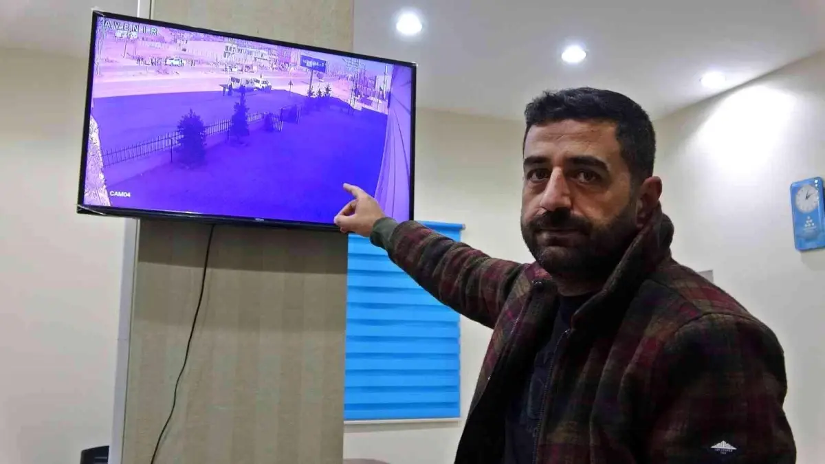 Yüksekova\'da trafik kazası okulun güvenlik kamerasına yansıdı