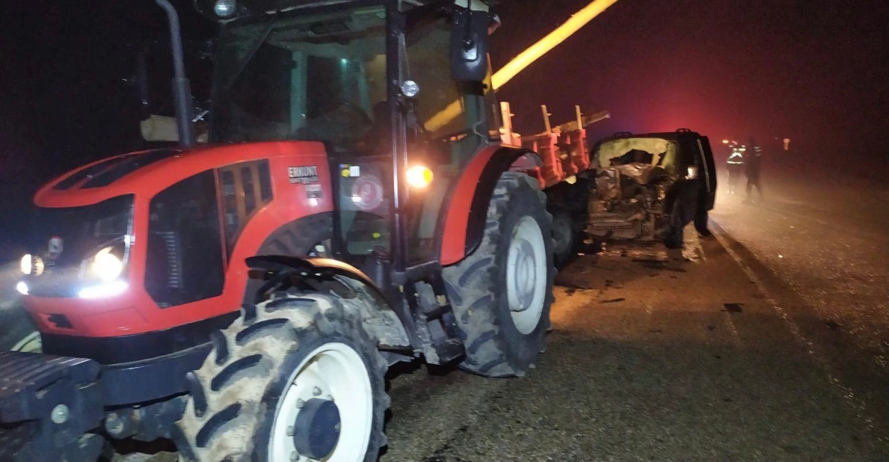 Afyonkarahisar\'da hafif ticari aracın traktör römorkuna çarpması sonucu 9 kişi yaralandı