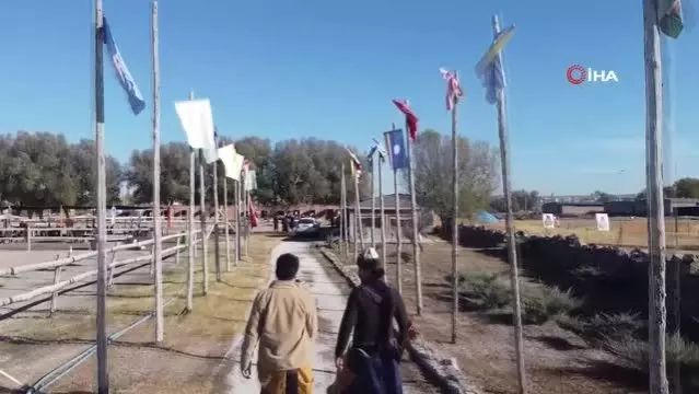 At üzerinde ok attılar, kılıç salladılar