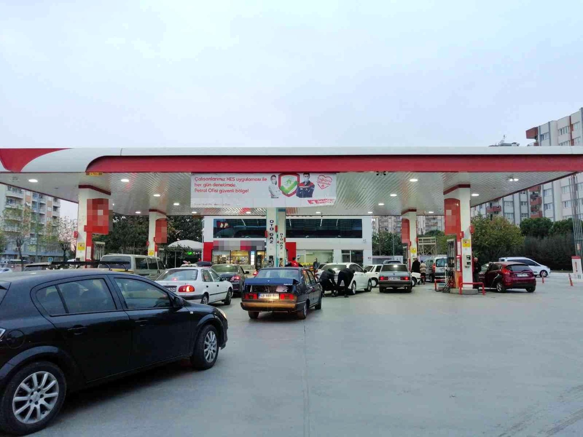 Aydın\'da akaryakıt istasyonlarında zam kuyruğu