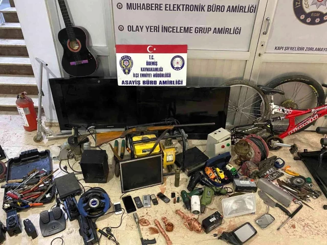 İzmir'de hırsızlık şüphelisinin evinde çok sayıda çalıntı eşya bulundu