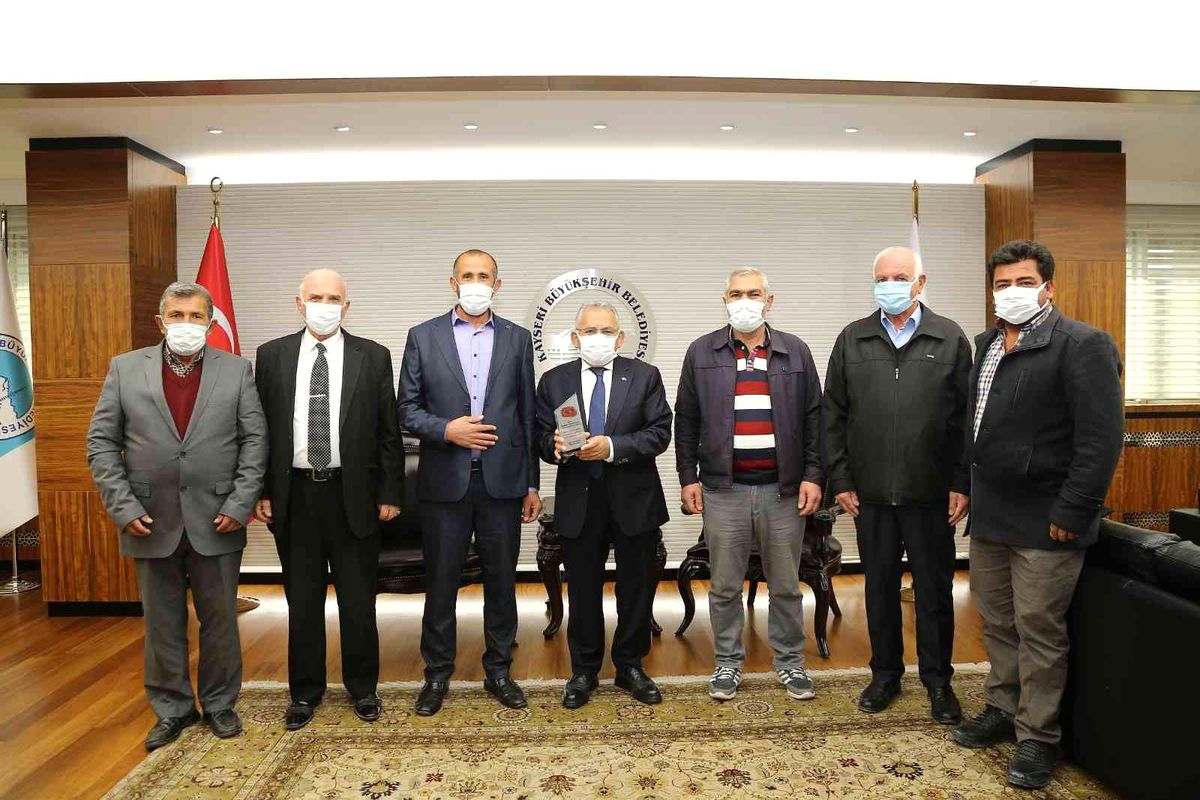 Başkan Büyükkılıç\'a Güllüce Muhtarı ve Heyetinden "Teşekkür" Plaketi