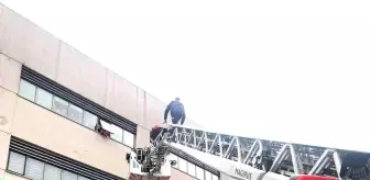 Son dakika haberleri | Belediye binasından atlamaya kalkan kadını itfaiye kurtardı