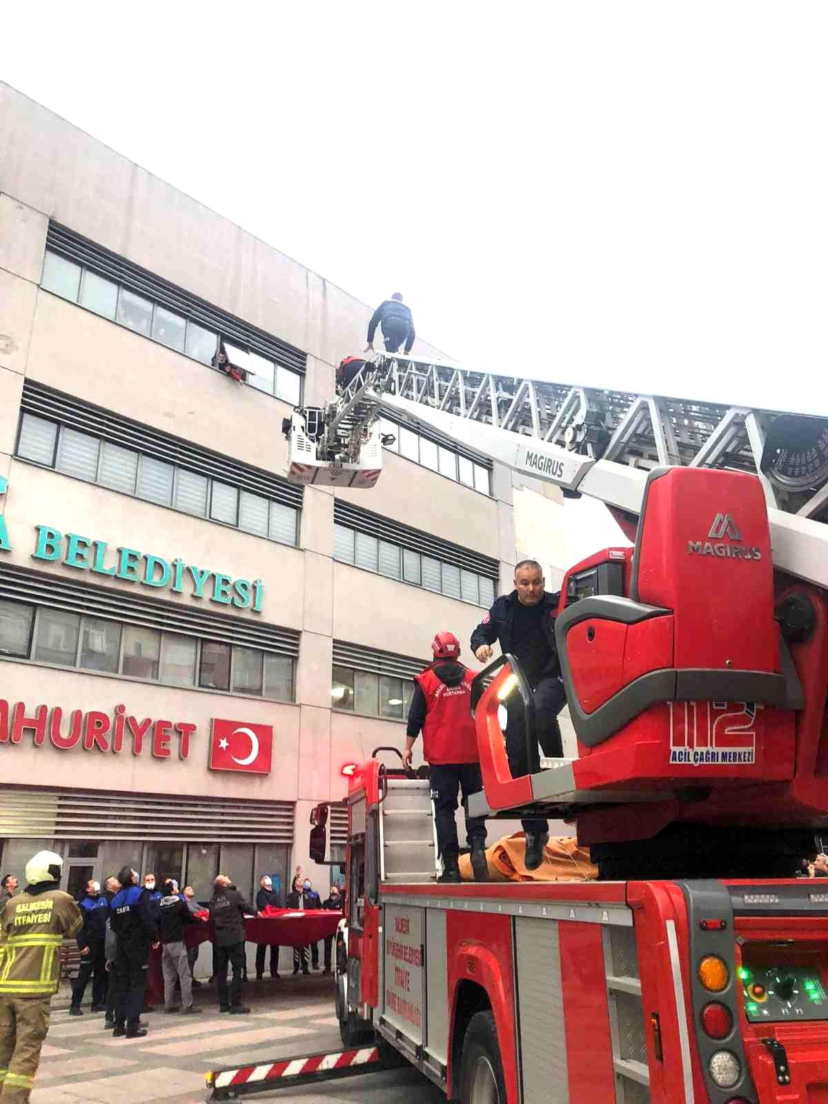 Son dakika haberleri | Belediye binasından atlamaya kalkan kadını itfaiye kurtardı