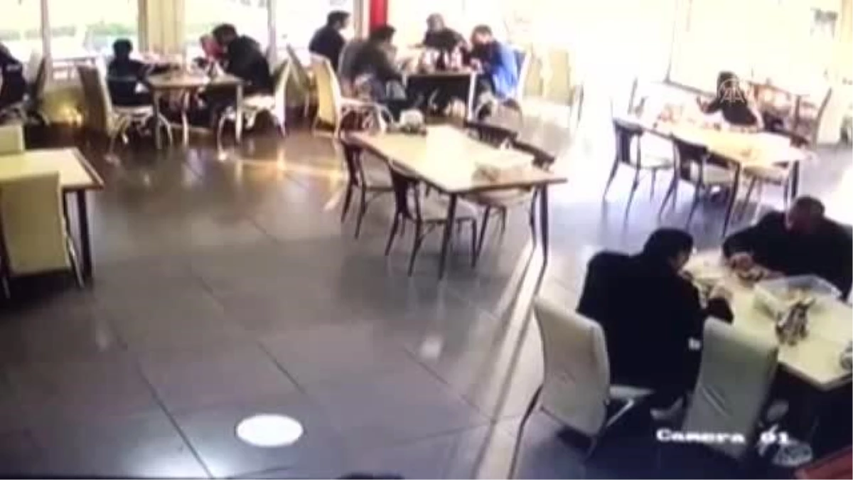 Deprem anı lokantanın güvenlik kamerasında (2)