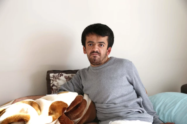 Diyarbakır'da mermer kemik hastası genç tedavisi için destek bekliyor