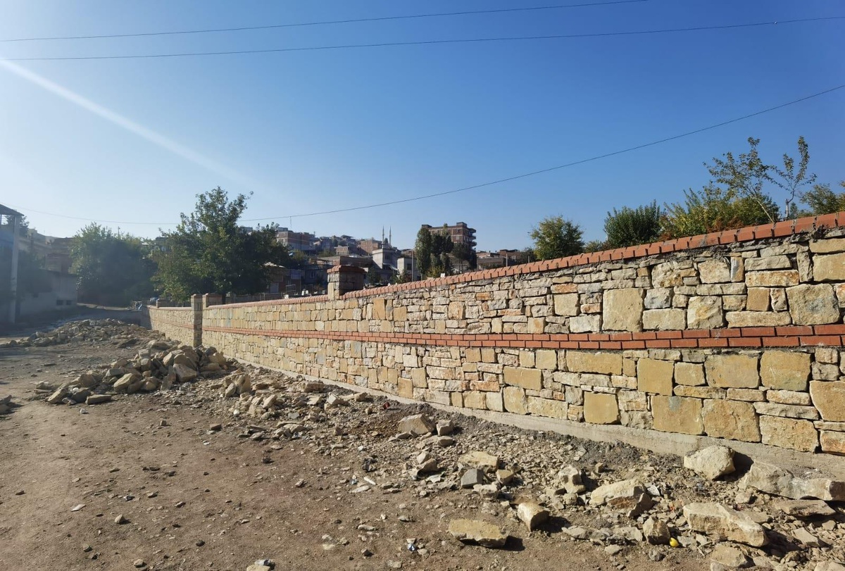 Diyarbakır\'daki mezarlıkların duvarları yenileniyor