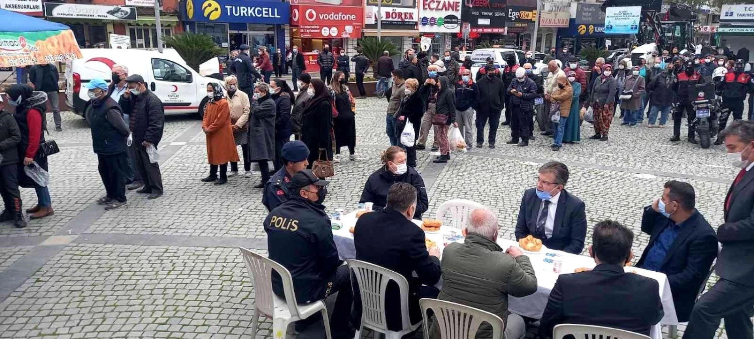 Edremit\'te meslektaşları şehit polis için lokma döktürdü