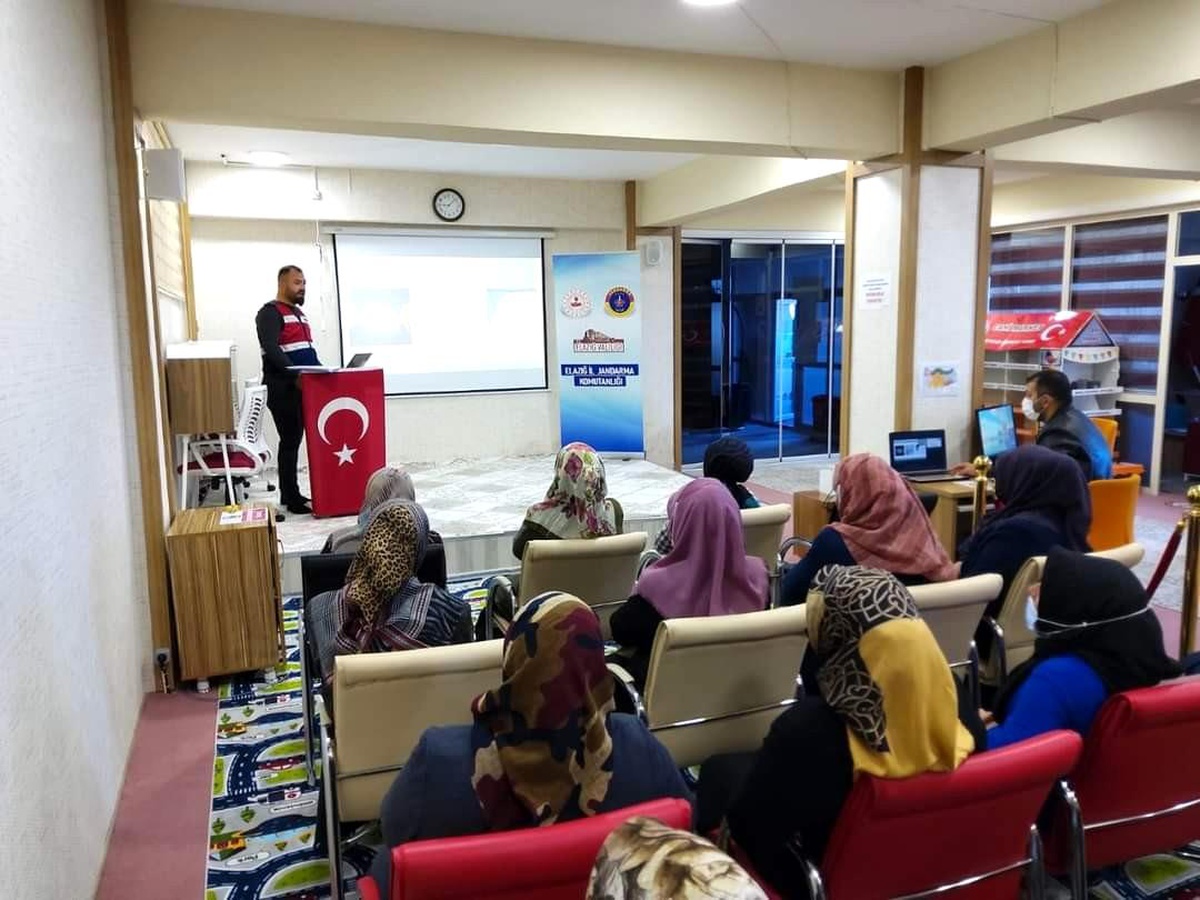 Elazığ\'da jandarma kadınlara KADES\'i anlattı