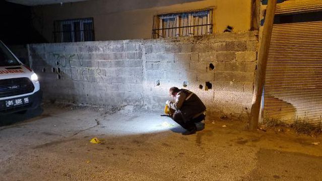 Evinin yakınında uğradığı silahlı saldırıda ağır yaralandı