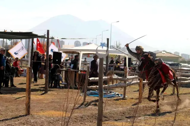 At üzerinde ok attılar, kılıç salladılar