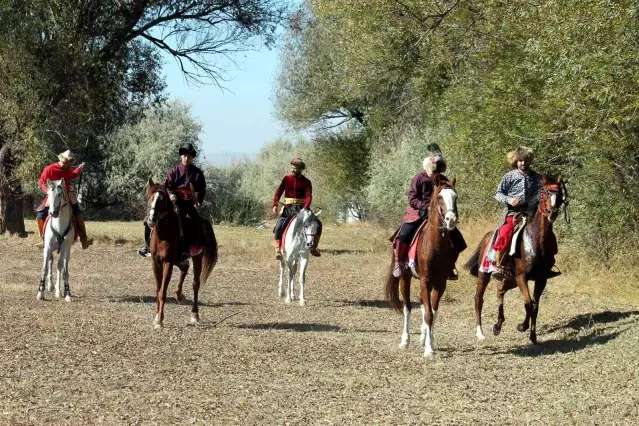 At üzerinde ok attılar, kılıç salladılar