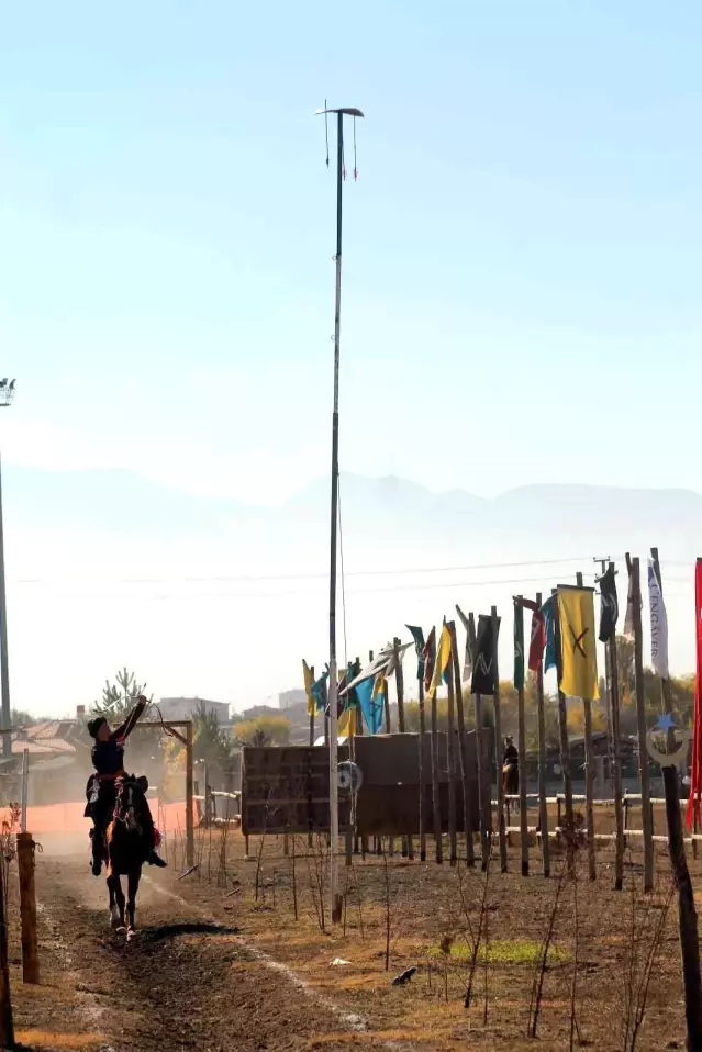 At üzerinde ok attılar, kılıç salladılar