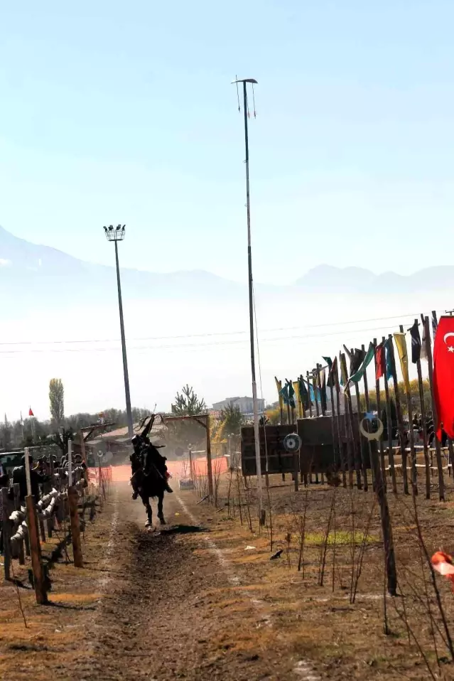 At üzerinde ok attılar, kılıç salladılar