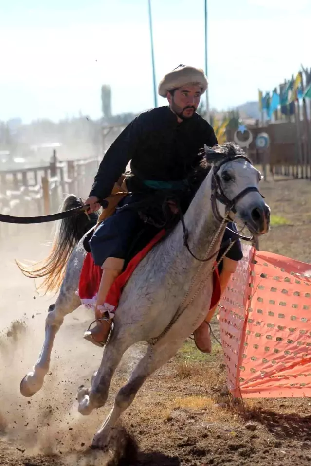 At üzerinde ok attılar, kılıç salladılar
