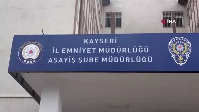 Genç kızın montundan telefonu alarak cebine koydu