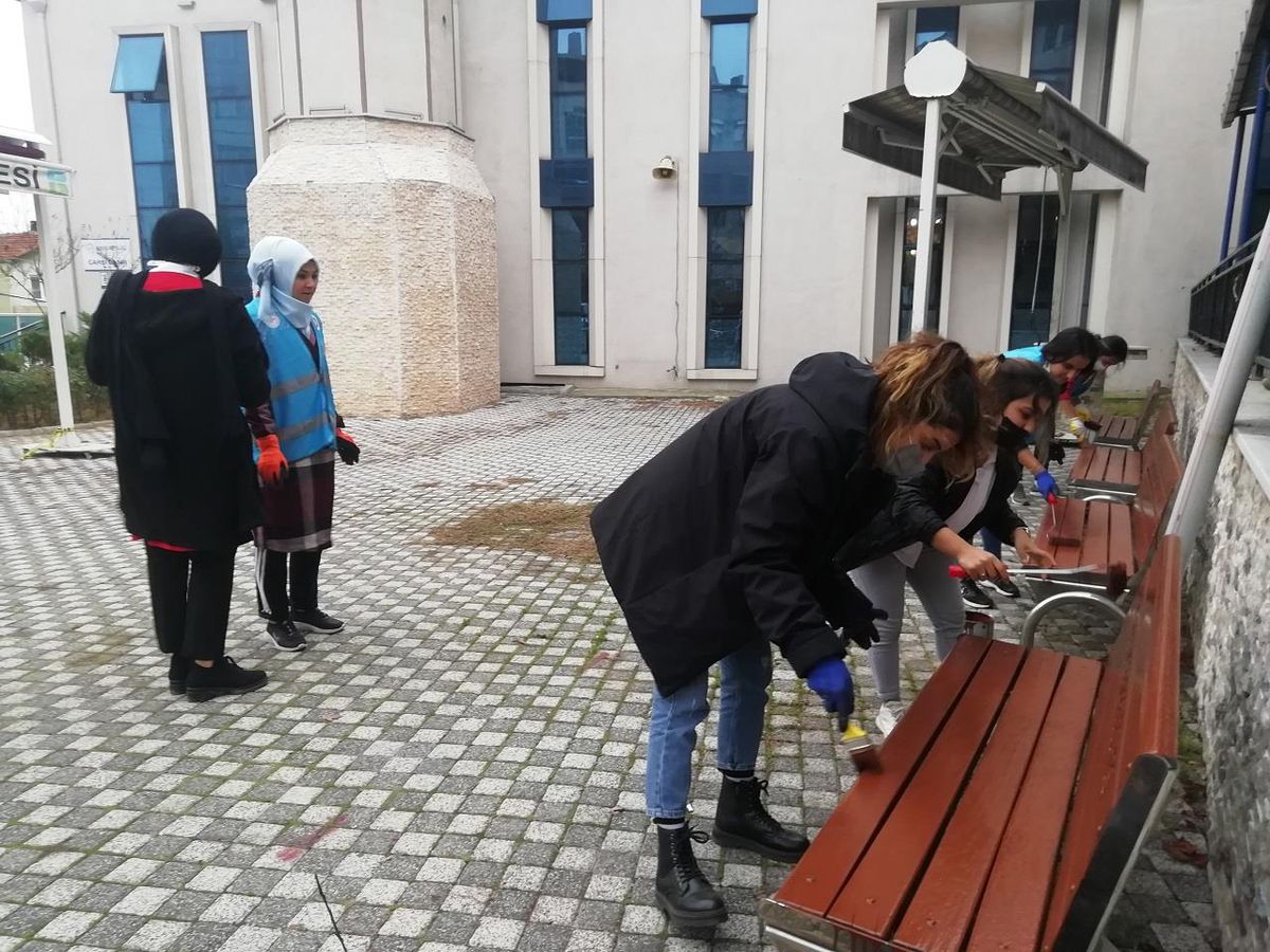 Gönüllü üniversite öğrencileri Manyas\'ta temizlik yaptı