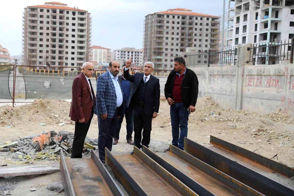 Battalgazi Belediye Başkanı Güder yüzme havuzu inşaatında inceleme yaptı