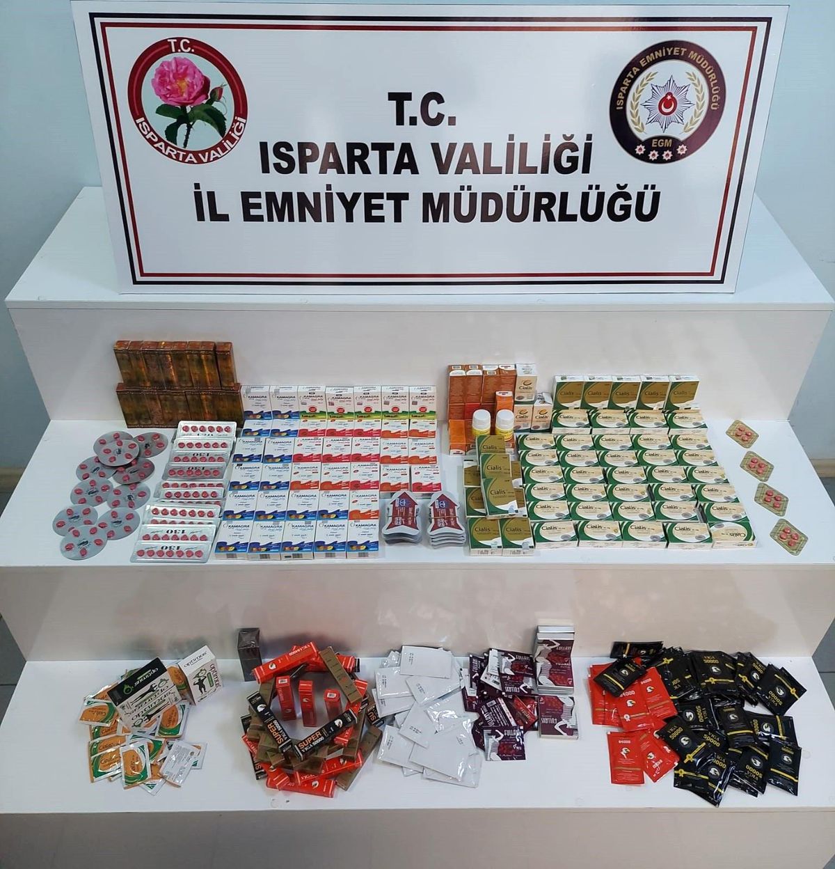 Isparta\'da halkın sağlığını tehdit eden 916 yasaklı ürün ele geçirildi