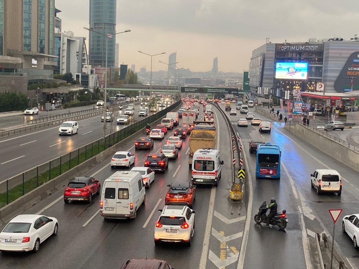 İstanbul\'da beklenen yağmur başladı