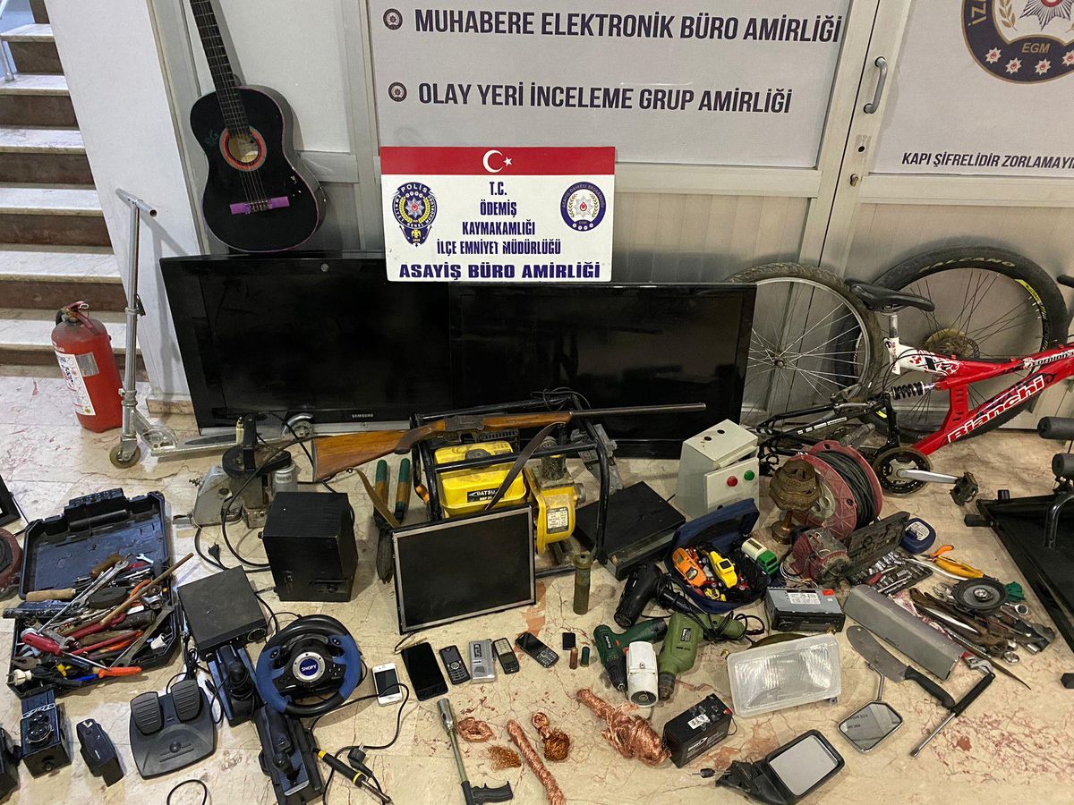 İzmir\'de hırsızlık şüphelisinin evinde çok sayıda çalıntı eşya bulundu