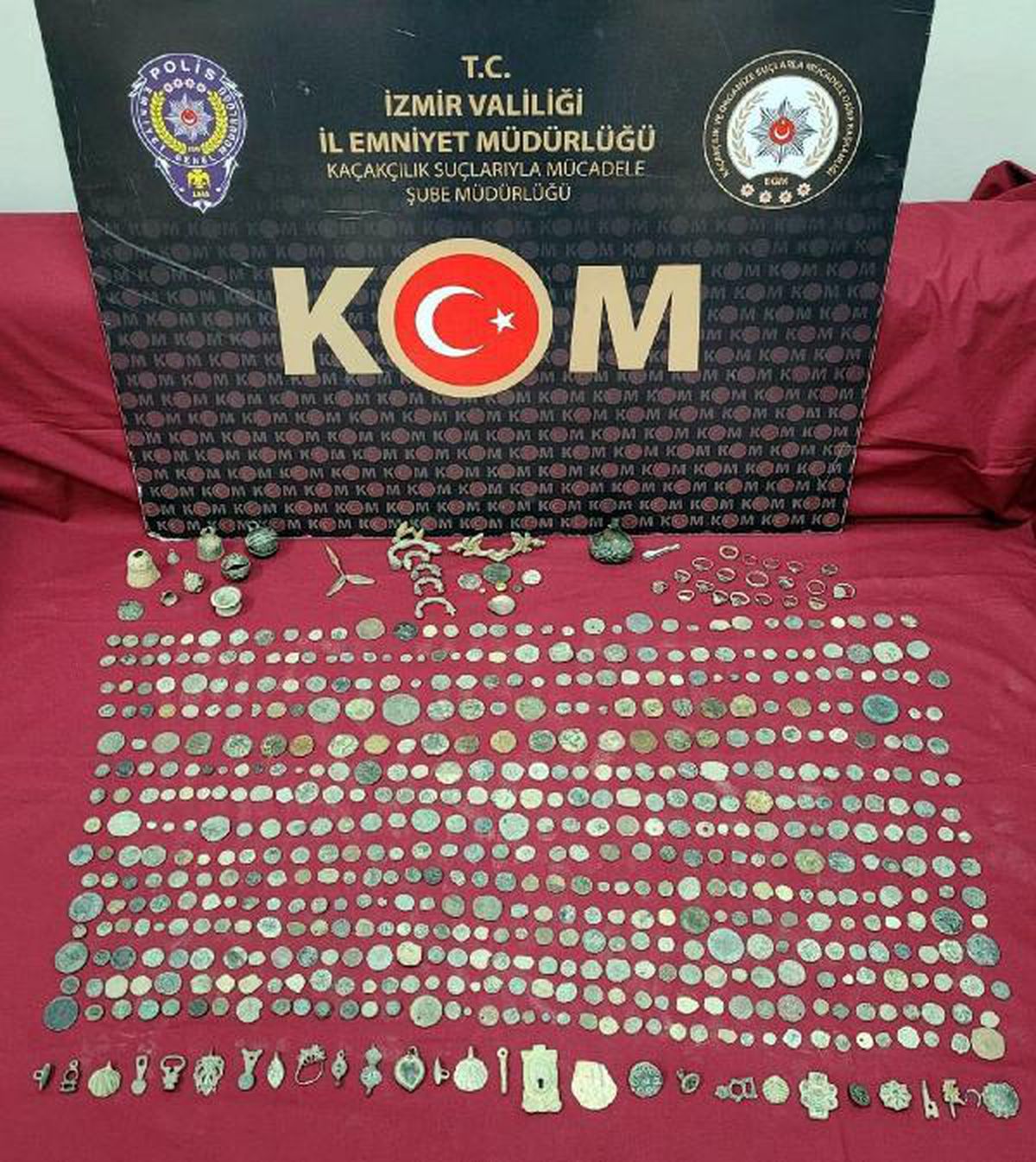 İzmir\'de, kamyonda 632 tarihi eser ele geçirildi