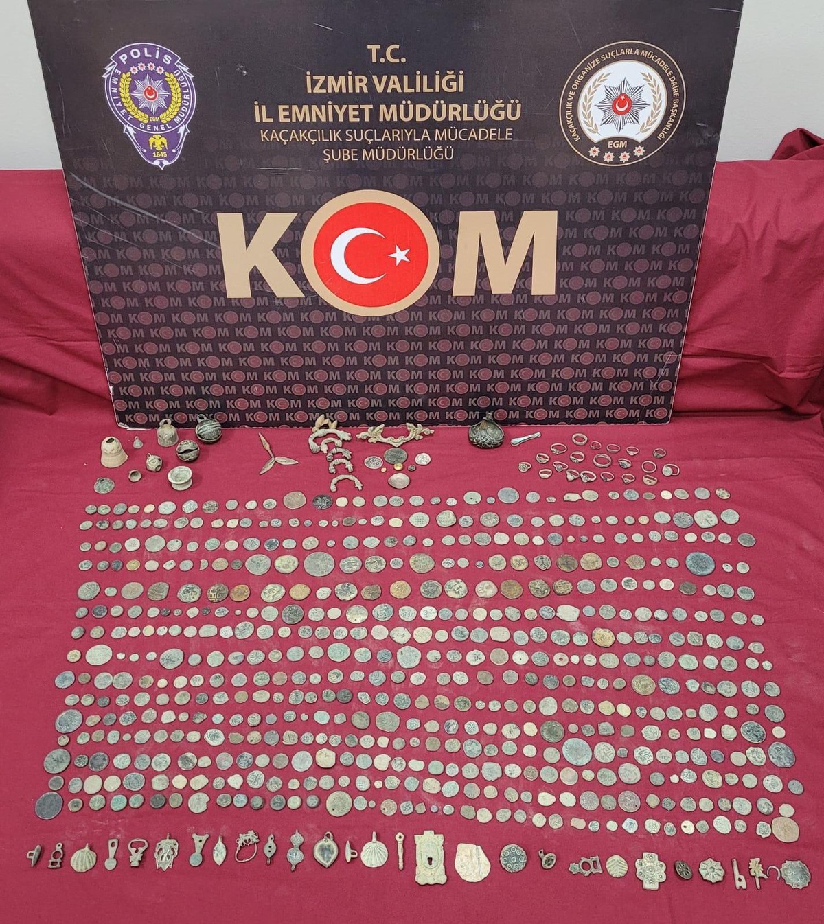 İzmir\'de sikke ve benzeri 632 parça tarihi eser ele geçirildi