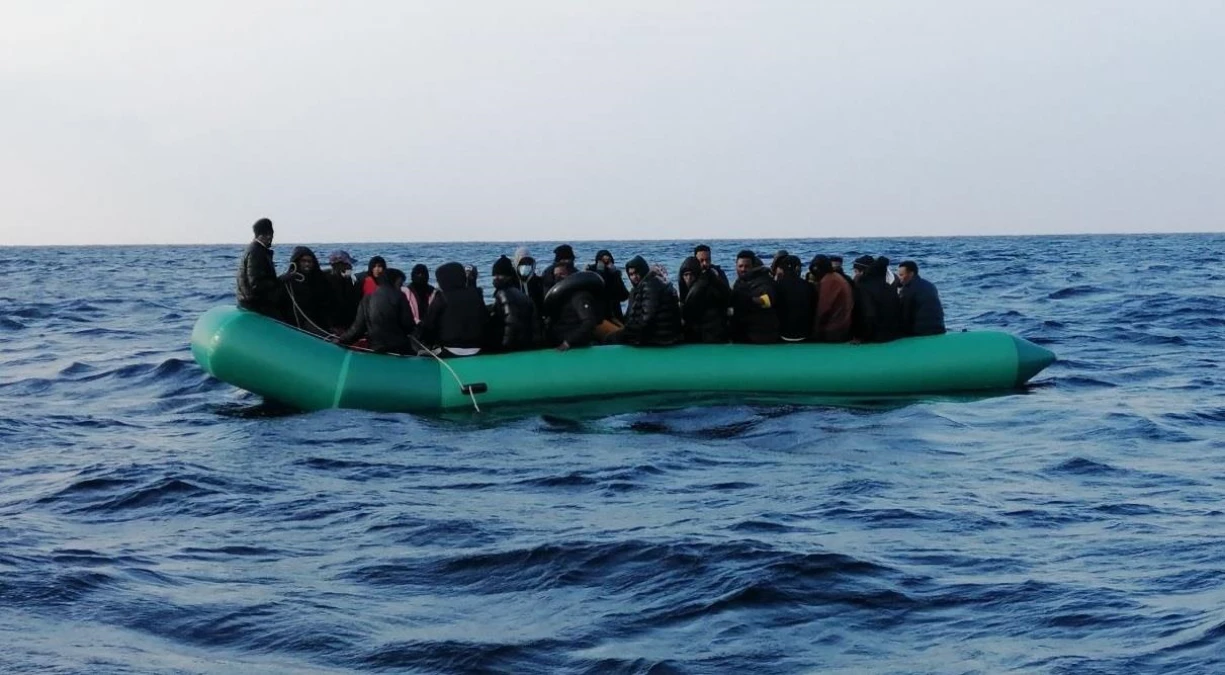 İzmir\'de Türk kara sularına itilen 30 düzensiz göçmen kurtarıldı