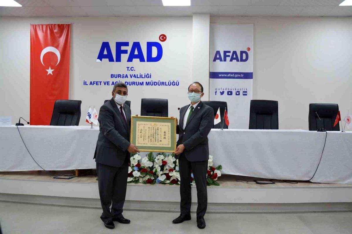 Japonya Başkonsolosluğu\'ndan AFAD Müdürü Yalçın Mumcu\'ya ödül