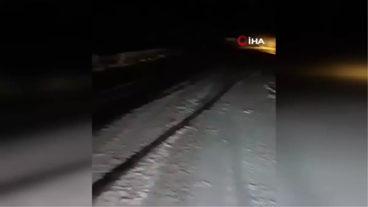 Kar yağışı yolu kapattı, araçlar mahsur kaldı