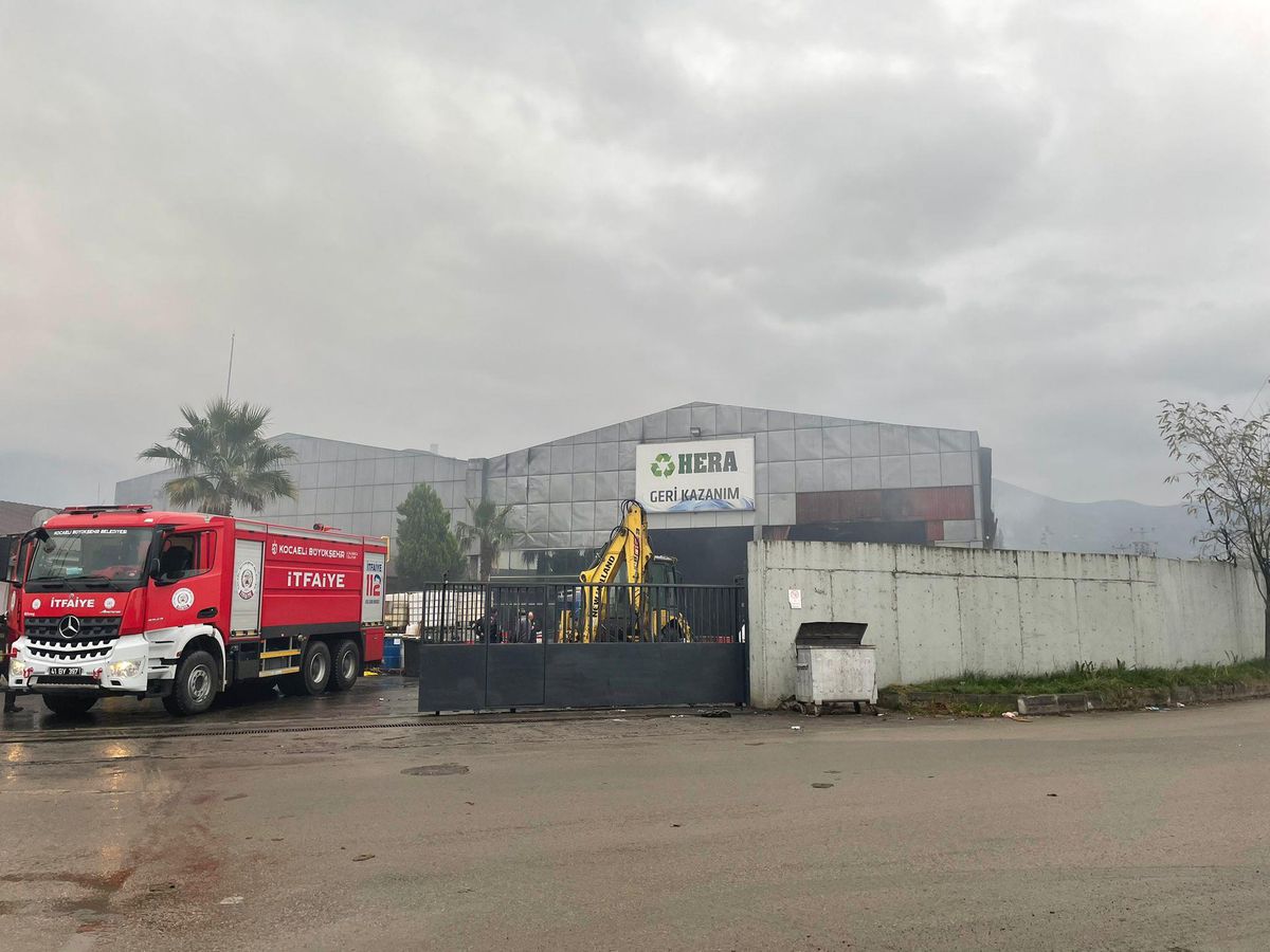 Son dakika haberi... Kocaeli\'de geri dönüşüm fabrikasında çıkan yangın söndürüldü