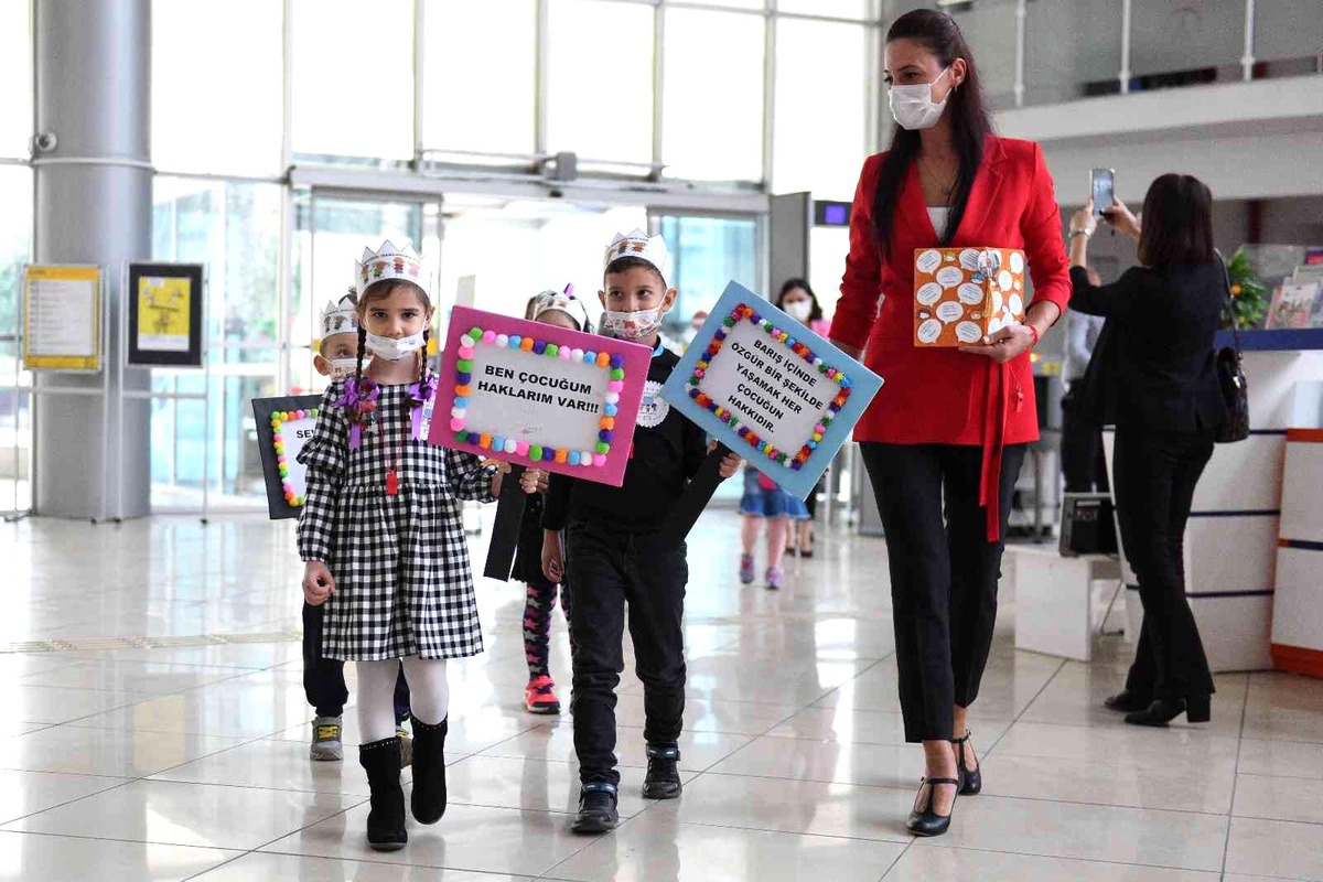 Minikler, düdük çalıp dövizlerle haklarını anlattı