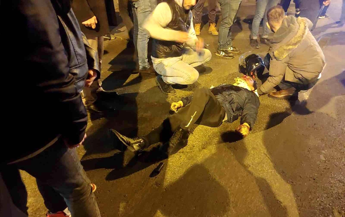 Motosiklet yayaya çarptı: 2 yaralı