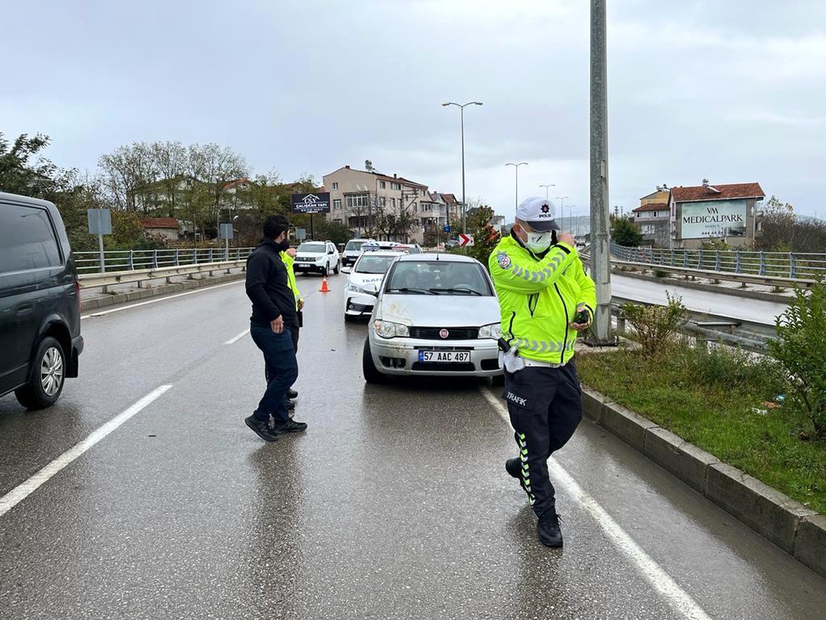 Otomobil büyükbaş hayvana çarptı