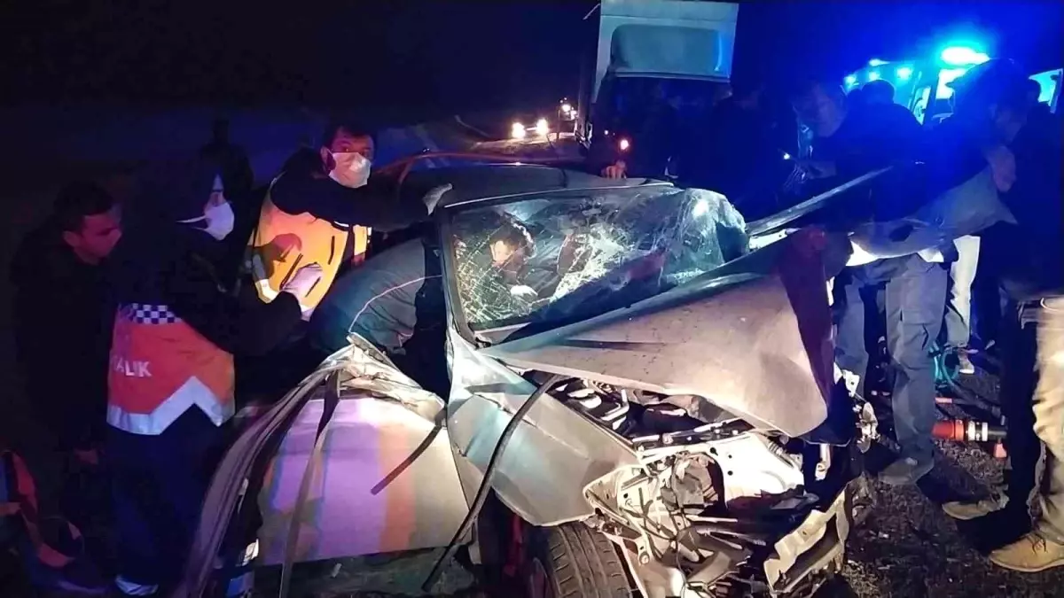 Otomobiller kafa kafaya çarpıştı: 6 yaralı