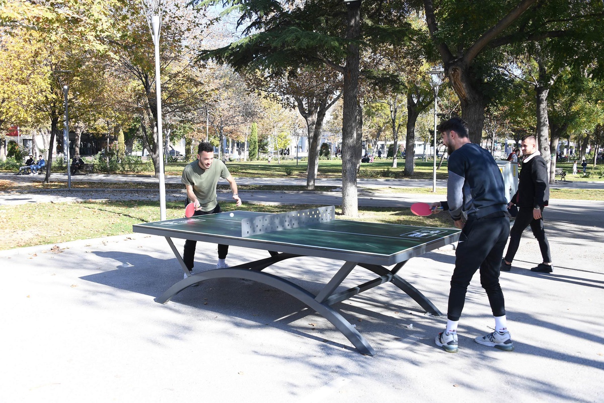 Parklarda "Masa Tenisi" Zamanı